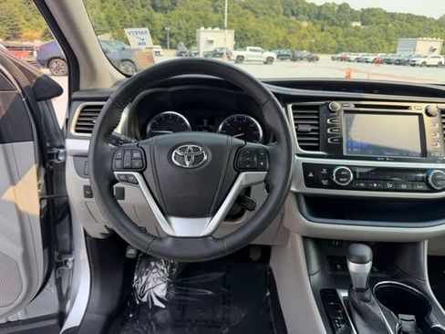 Used 2015 Toyota Highlander XLE AWD/4WD image 13
