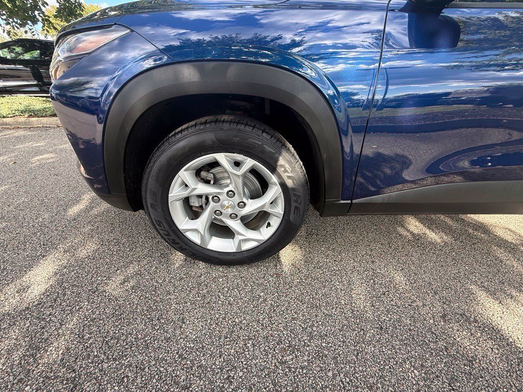 Used 2024 Chevrolet Trax LS w/ LS Convenience Package FWD image 29