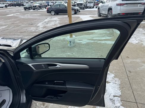 Used 2017 Ford Fusion SE image 15