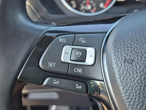 Used 2018 Volkswagen Tiguan SEL AWD/4WD image 31