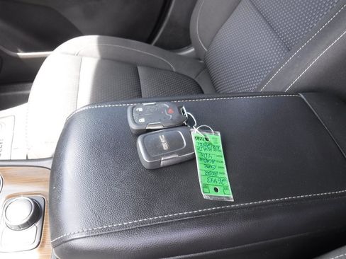 Used 2022 GMC Acadia SLE w/ LPO, Floor Liner Package FWD image 15