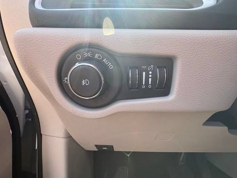 Used 2024 Chrysler Pacifica Touring-L FWD image 18