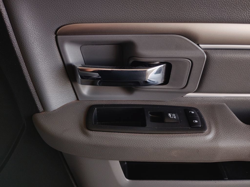 Used 2018 RAM 1500 Express AWD/4WD image 12