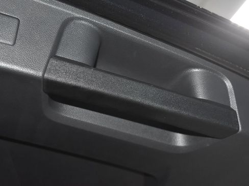 Used 2025 Volkswagen Atlas SE image 30