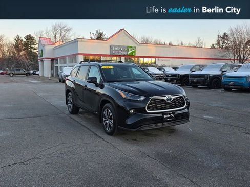 Used 2023 Toyota Highlander XLE image 1