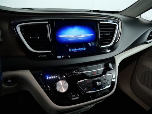 Used 2017 Chrysler Pacifica Touring-L w/ Tire & Wheel Group image 20