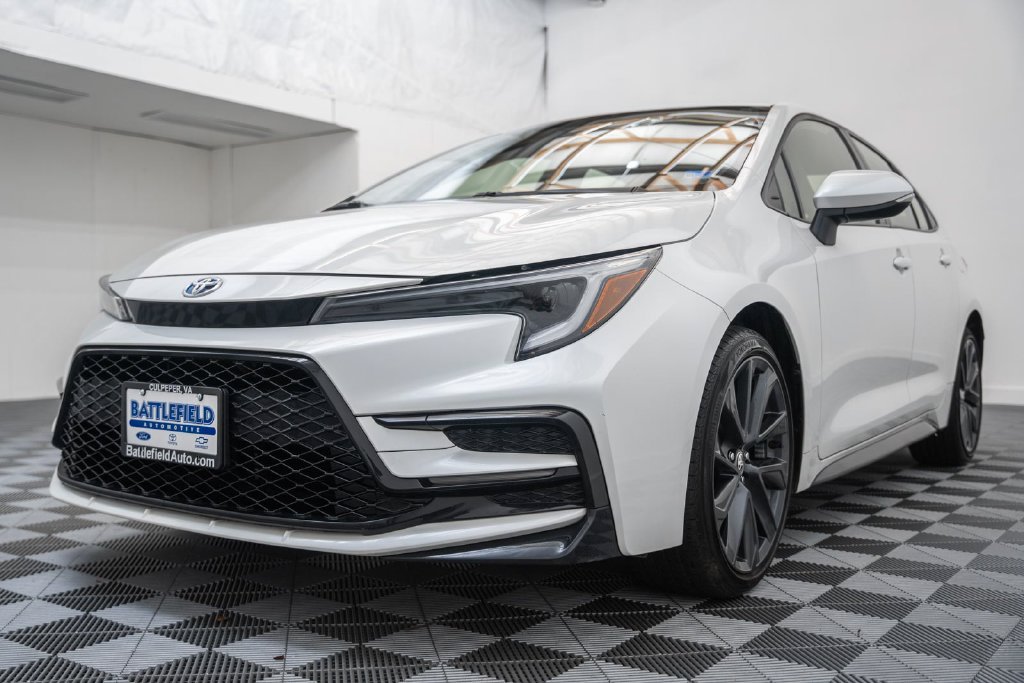 Certified 2024 Toyota Corolla SE FWD image 3