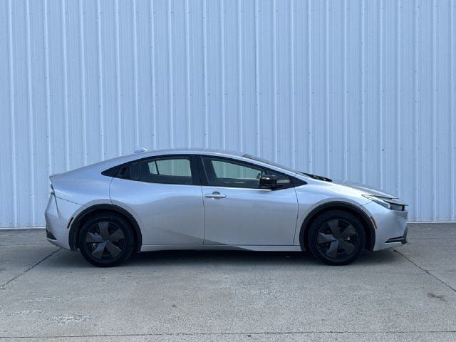 Used 2025 Toyota Prius LE FWD image 3