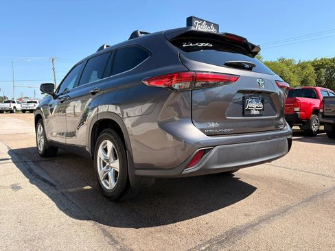 Used 2022 Toyota Highlander LE AWD/4WD image 5