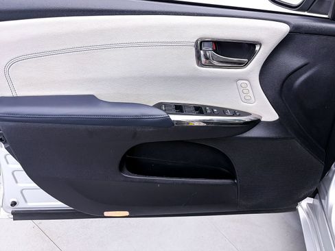 Used 2013 Toyota Avalon Limited w/ Technology Pkg FWD image 13