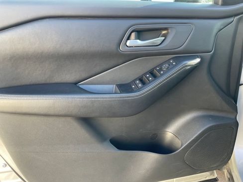Used 2024 Nissan Rogue SV AWD/4WD image 17