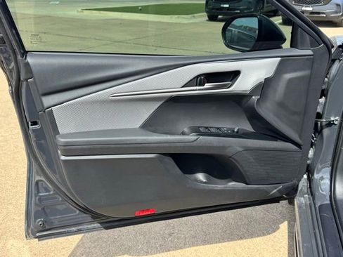 Used 2025 Toyota Camry SE w/ Convenience Package image 11