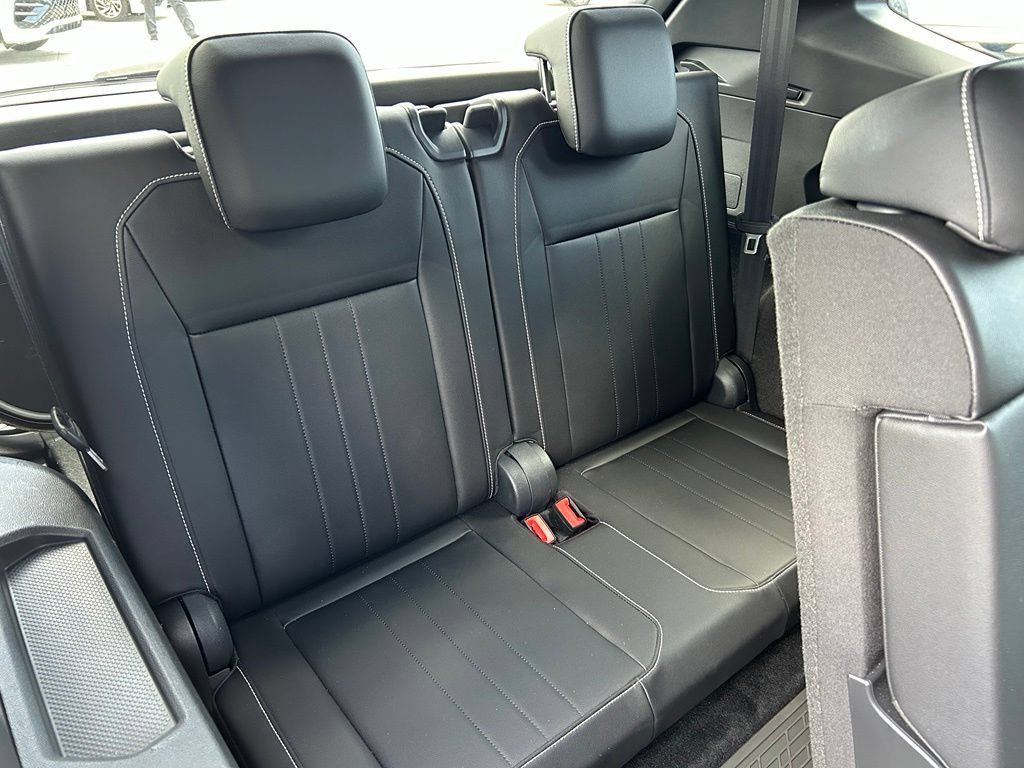 Certified 2023 Volkswagen Tiguan SE R-Line FWD image 44