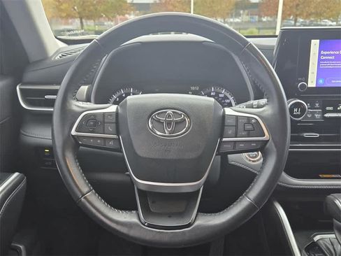 Used 2023 Toyota Highlander XLE image 12