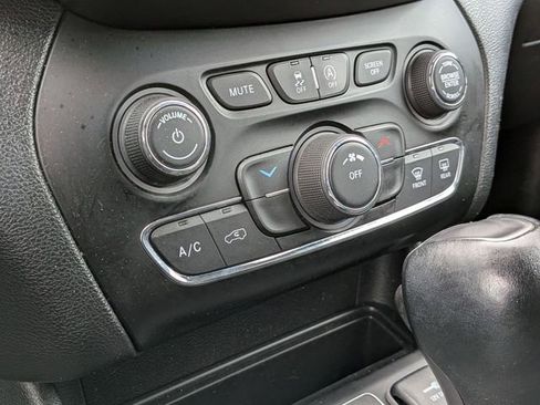 Certified 2019 Jeep Cherokee Latitude Plus w/ Cold Weather Group AWD/4WD image 22
