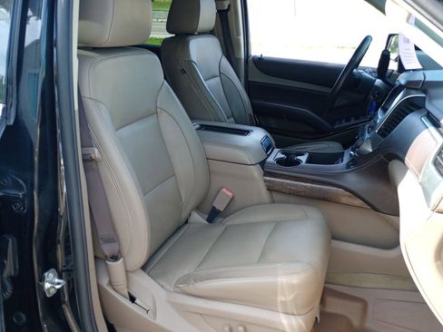 Used 2019 Chevrolet Suburban LT RWD image 24