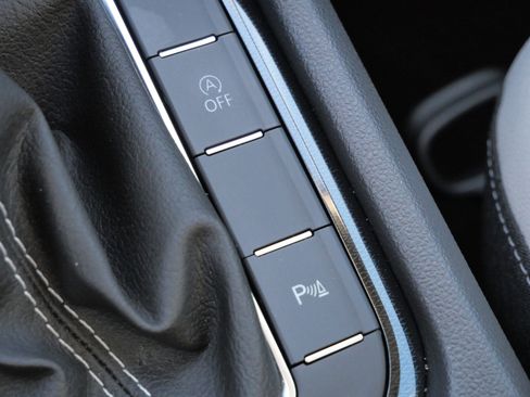 Certified 2025 Volkswagen Taos SE image 29