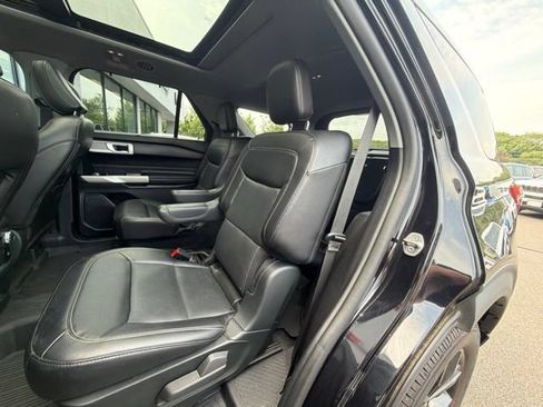 Used 2021 Ford Explorer Limited w/ Equipment Group 301A AWD/4WD image 16