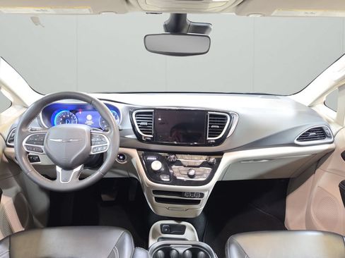 Used 2024 Chrysler Pacifica Touring-L FWD image 17
