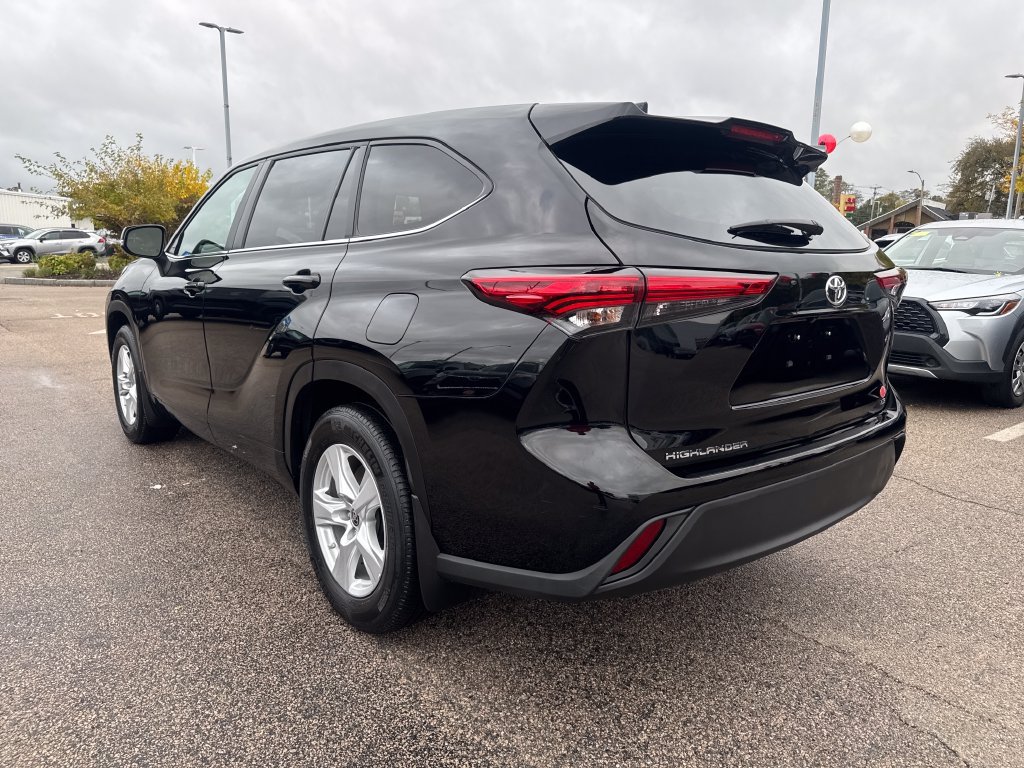 Used 2023 Toyota Highlander LE FWD image 5