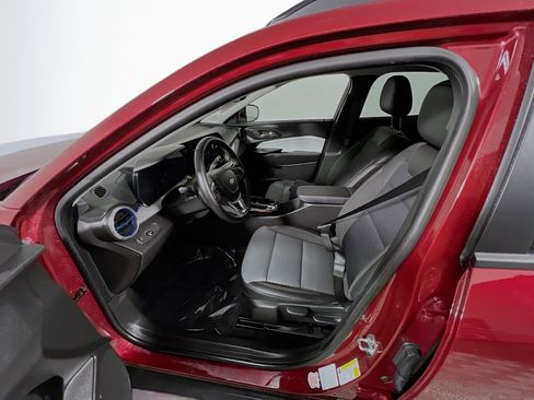 Used 2025 Chevrolet Trax LT w/ LT Convenience Package image 15