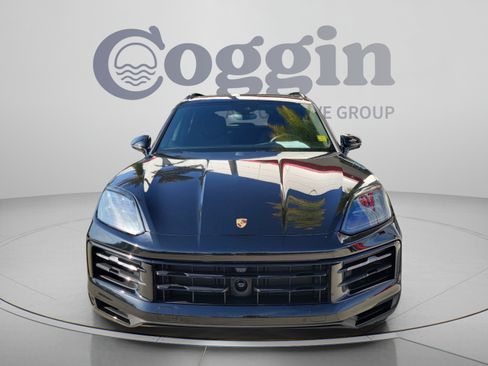 Used 2025 Porsche Cayenne AWD/4WD image 3