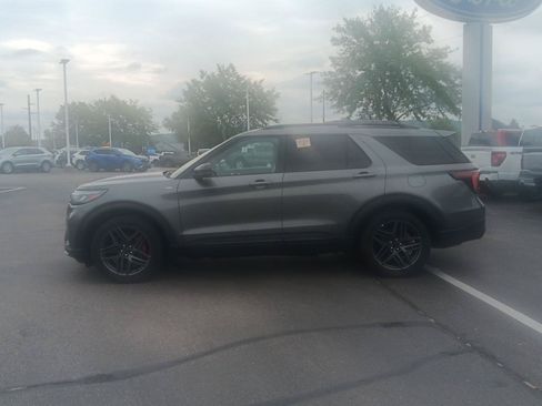 Used 2025 Ford Explorer ST-Line w/ ST-Line Street Pack AWD/4WD image 10