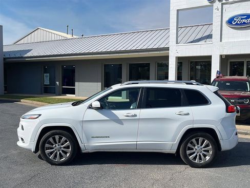 Used 2017 Jeep Cherokee Overland w/ Technology Group AWD/4WD image 2