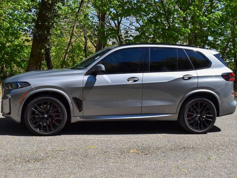 Used 2024 BMW X5 sDrive40i w/ M Sport Package RWD image 3