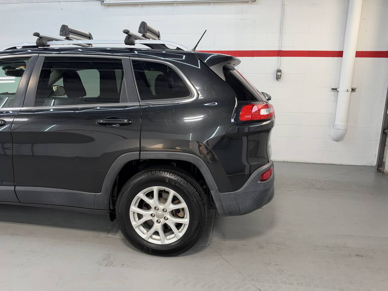 Used 2015 Jeep Cherokee Latitude AWD/4WD image 4
