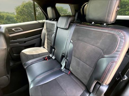 Used 2018 Ford Explorer XLT w/ XLT Appearance Package AWD/4WD image 25