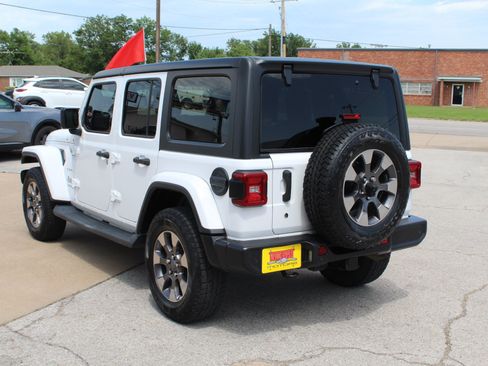 Used 2018 Jeep Wrangler Unlimited Sahara AWD/4WD image 7