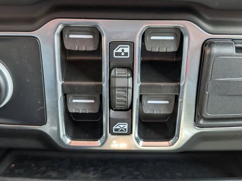Used 2025 Jeep Wrangler Unlimited Sahara AWD/4WD image 18