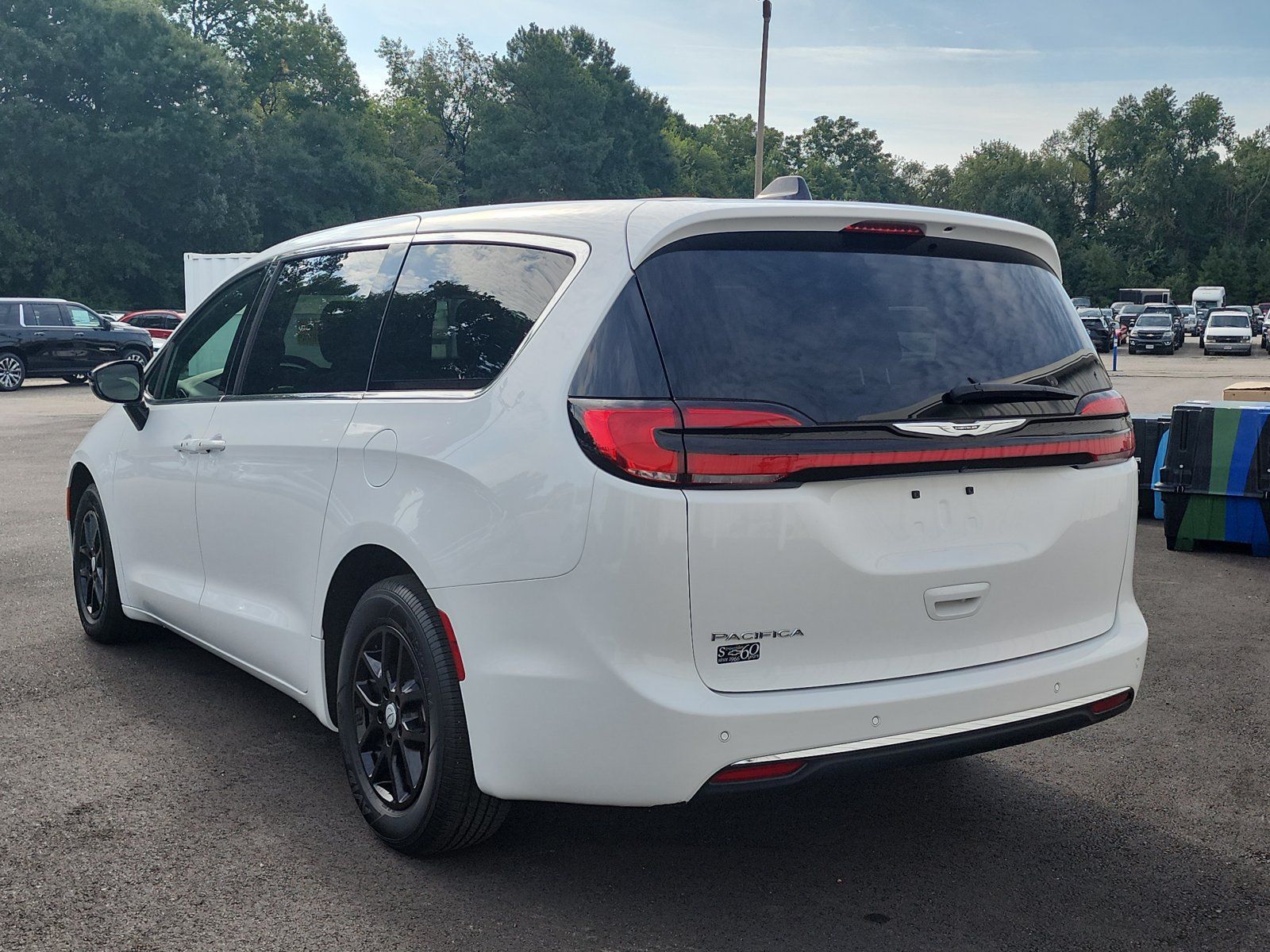 Used 2025 Chrysler Pacifica Select FWD image 3