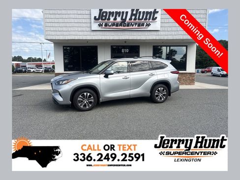 Used 2020 Toyota Highlander XLE AWD/4WD image 1