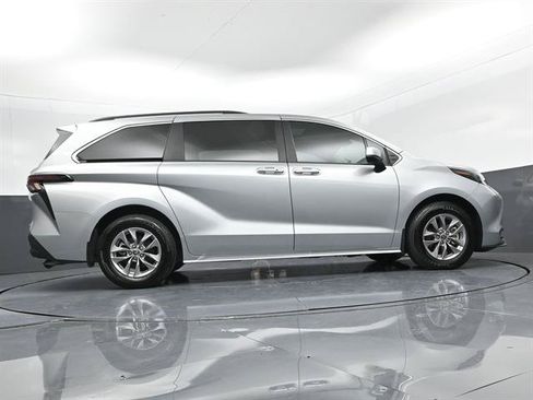 Used 2025 Toyota Sienna XLE FWD image 37