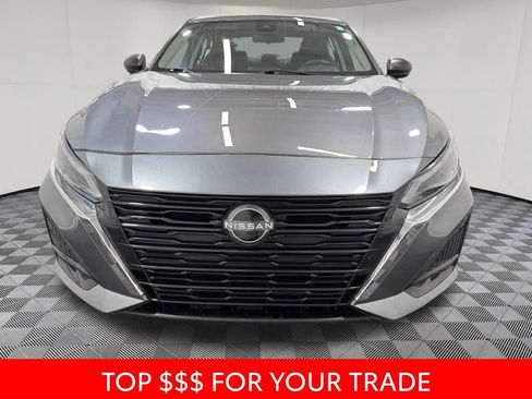 Used 2024 Nissan Altima 2.5 SV FWD image 2
