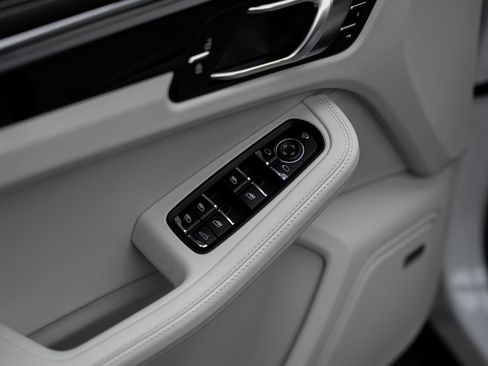 Used 2025 Porsche Macan AWD/4WD image 65