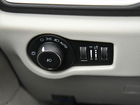 Used 2023 Chrysler Pacifica Touring-L FWD image 34