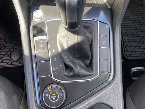 Used 2020 Volkswagen Tiguan SE w/ Panoramic Sunroof Package image 17