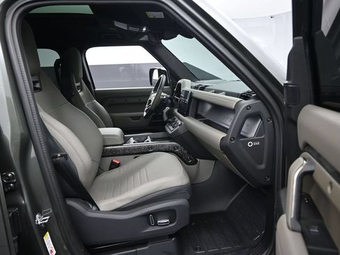 Used 2025 Land Rover Defender 110 AWD/4WD image 29