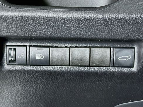 Used 2020 Toyota RAV4 XLE Premium FWD image 17