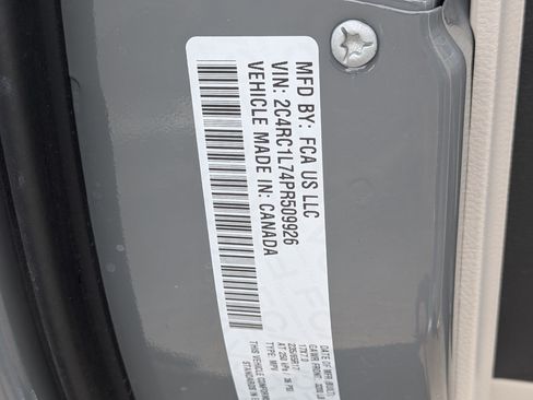 Used 2023 Chrysler Pacifica Touring-L FWD image 25