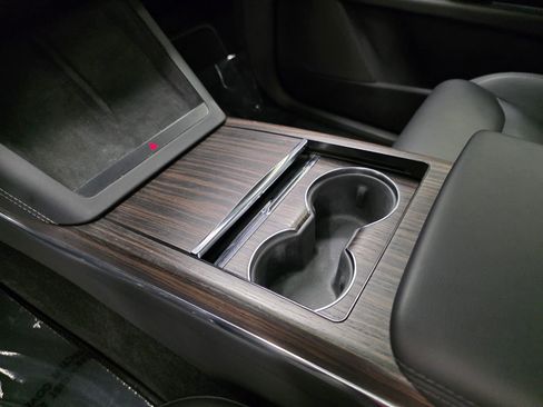 Used 2022 Tesla Model X image 25