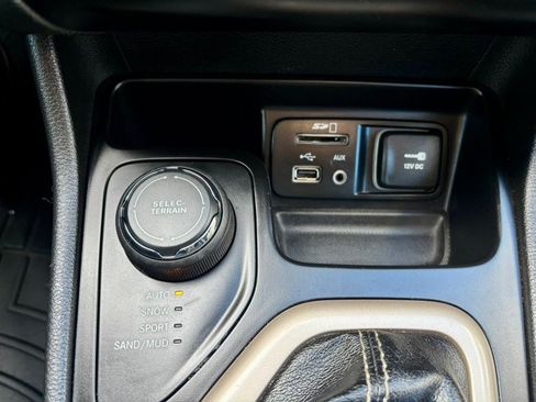 Used 2016 Jeep Cherokee Latitude w/ Cold Weather Group image 23