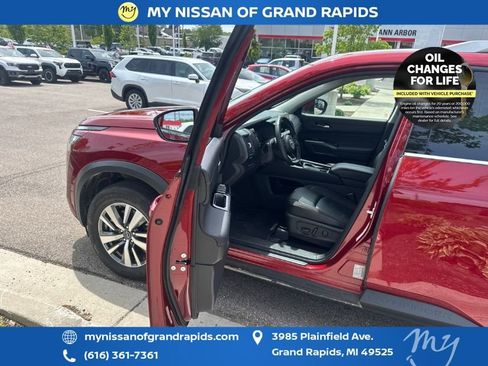 Used 2025 Nissan Pathfinder SL AWD/4WD image 10