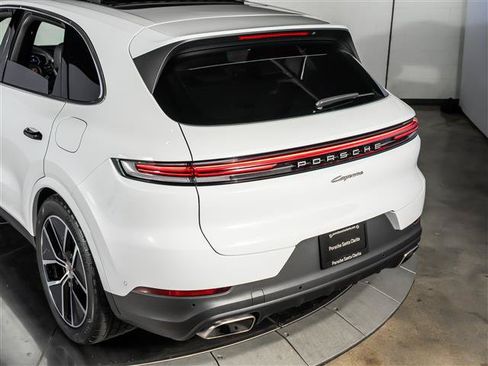 Certified 2026 Porsche Cayenne E-Hybrid AWD/4WD image 30