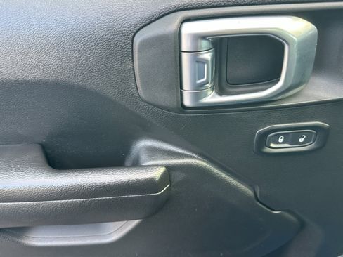 Used 2023 Jeep Wrangler Unlimited Rubicon w/ LED Lighting Group image 11