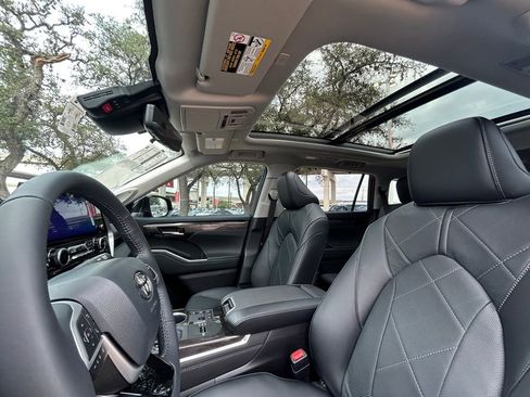 New 2026 Toyota Highlander Platinum AWD/4WD image 12