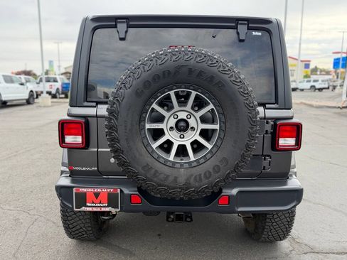 Used 2018 Jeep Wrangler Unlimited Sahara AWD/4WD image 4